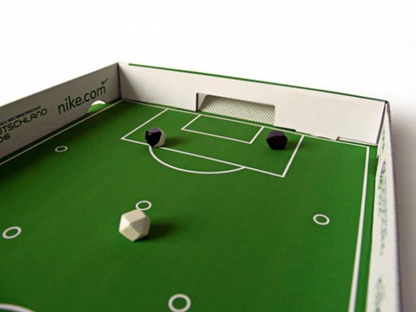 Kick in the box футбол в коробке для пиццы