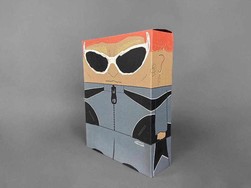 Яркая упаковка для спортивного костюма