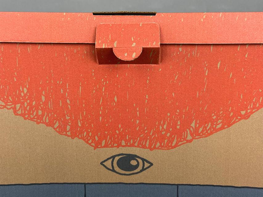 Яркая упаковка для спортивного костюма