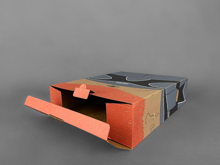 Яркая упаковка для спортивного костюма